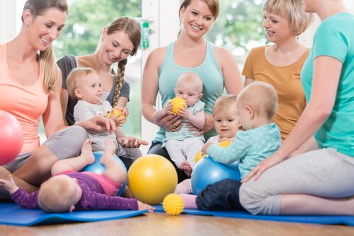 Mamy na siłowni siedzące z niemowlętami na kolanach - siłownie dla dzieci