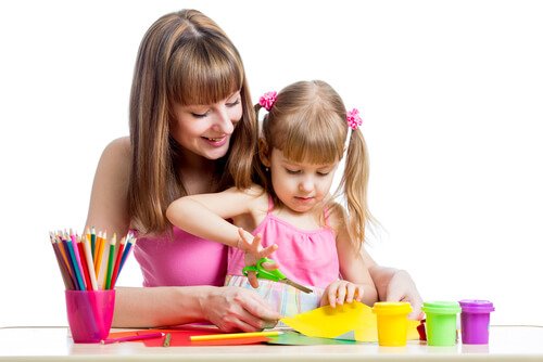 Nauka wycinania nożyczkami - mama i córka