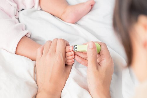 Obcinanie paznokci obcinaczką