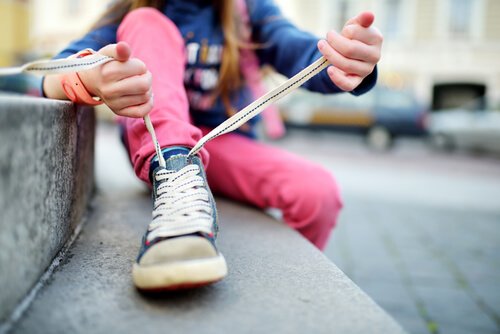 Jak nauczyć dziecko wiązać buty w łatwy i zabawny sposób