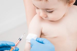 Skutki uboczne szczepień niemowląt: czy szczepionki są groźne?