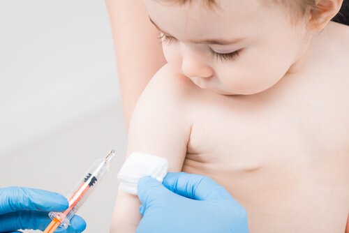 Skutki uboczne szczepień niemowląt: czy szczepionki są groźne?