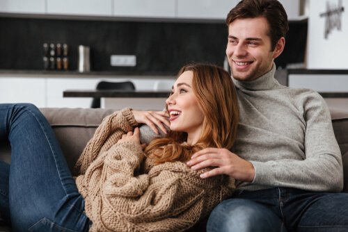 Szczęśliwi rodzice rozmawiają