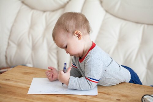 Chłopiec pisze nietypowe imiona dla chłopców