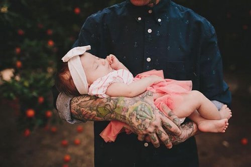 Dziecko w ramionach taty