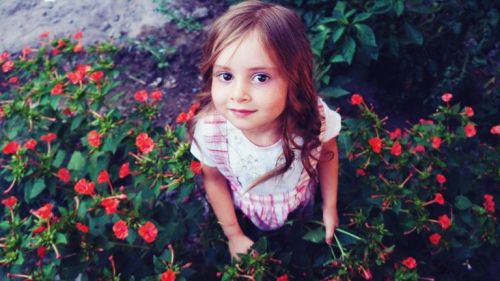 Dziewczynka w ogrodzie