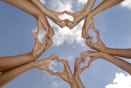 Klimat emocjonalny - serca z rąk