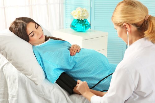 Lekarka mierząca kobiecie w ciąży ciśnienie