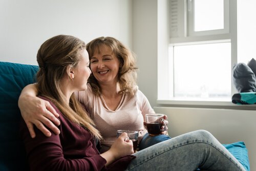 Mama i córka rozmawiają - zaufanie nastolatka