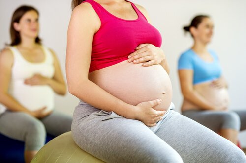 Mamy wykonujące ćwiczenia miednicy dla kobiet w ciąży