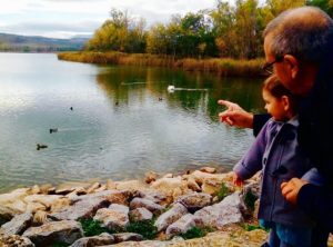 Mężczyzna z dzieckiem nad wodą