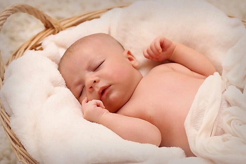 Dziecko dużo śpi – czy to normalne?