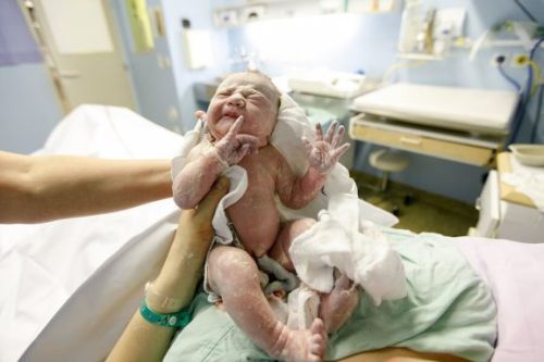 Noworodek zaraz po porodzie