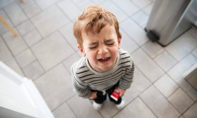 Stojący i płaczący chłopic - co zrobić, gdy dziecko ciągle płacze
