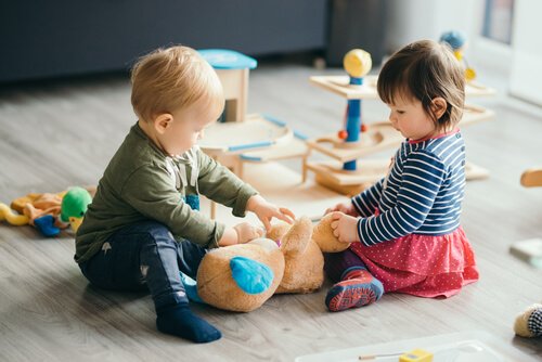 Chłopiec i dziewczynka podczas wspólnej zabawy w przedszkolu