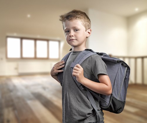 Chłopiec z plecakiem