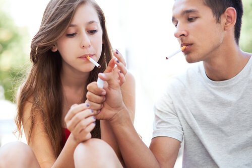 Nastolatki palą papierosy