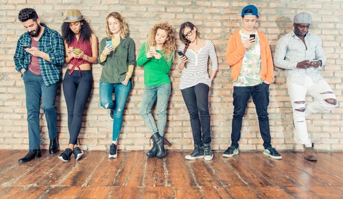 Nastolatki z telefonami komórkowymi