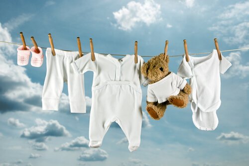 Pranie niemowlęcych ubrań - suszenie na sznurze