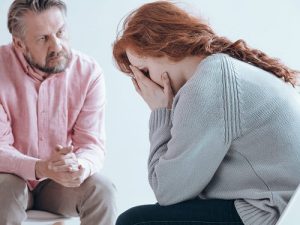 Czym jest psychoza poporodowa? Przyczyny, objawy i leczenie.
