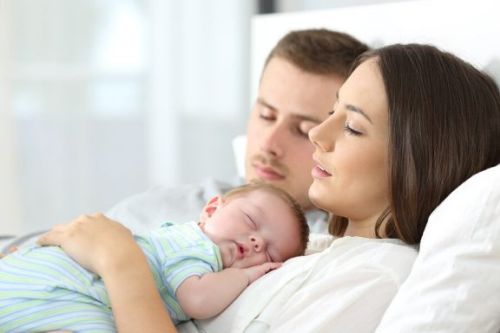 Rodzice i dziecko śpią