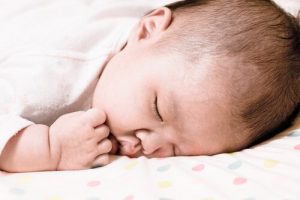 Niemowlę odwraca się na brzuch podczas snu