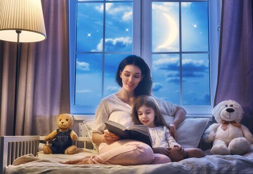 Mama czytająca bajkę na dobranoc swojej córce
