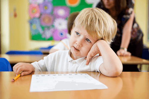 Jeśli dziecko rozprasza się w szkole, zacznij od rozmowy z nauczycielami.