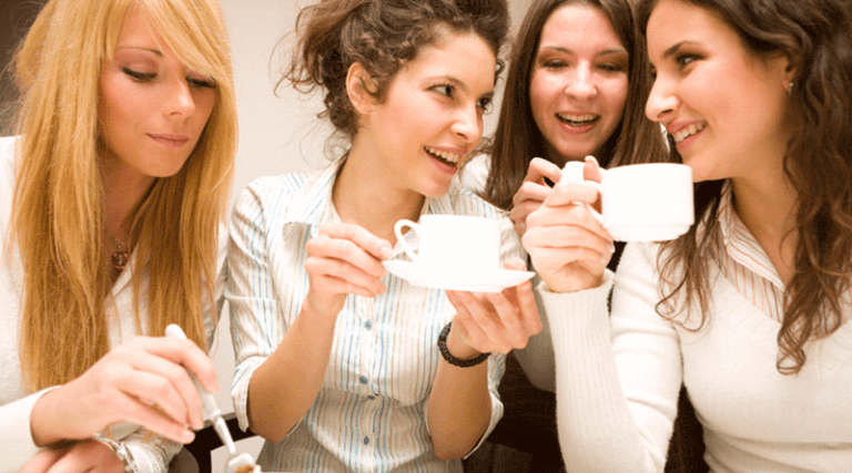 Cztery rozmawiające kobiety z filiżankami w dłoniach