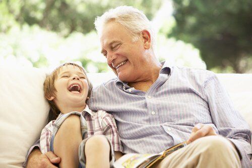 Dziadek i wnuk śmieją się na głos