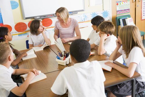Dzieci podczas debaty w klasie - Jak nauczyć dzieci rozwiązywania konfliktów