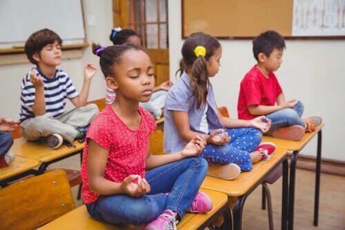 Dzieci różnej narodowości - medytacja w klasie