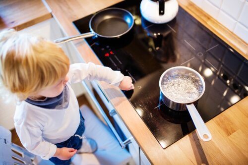 Dziecko w kuchni przy płycie grzewczej