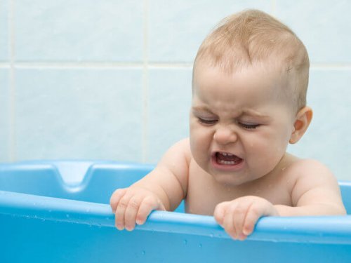 Rolą rodziców jest zadbanie o pełne bezpieczeństwo dziecka podczas kąpieli.