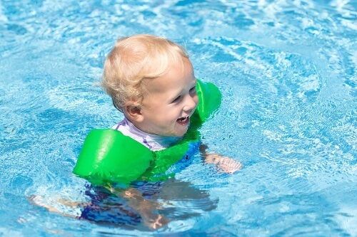 Wyjście na basen z niemowlęciem: spakuj tych 11 rzeczy!