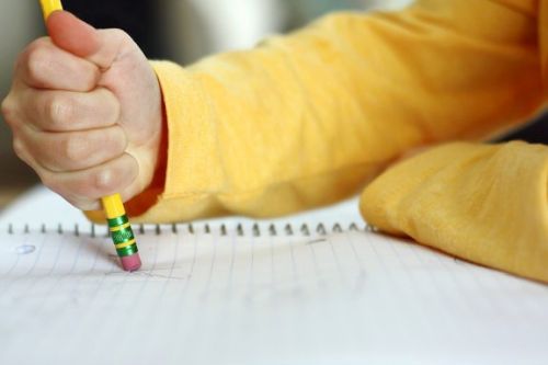 Dziecko robi dużo błędów w pisowni: jak pomóc?