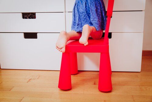 Dziecko wspina się na krzesło