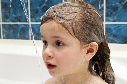 Dziewczynka podczas kąpieli w wannie
