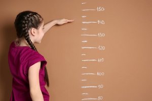 Rozwój i dorastanie dziewczynek – kiedy się kończy?