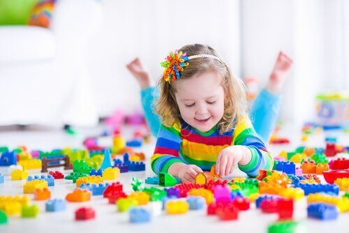 Samodzielna zabawa dziecka jest tak samo ważna jak spędzanie czasu z rówieśnikami.