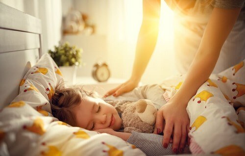 Dziecko budzi się wcześnie rano - jak tego dokonać?
