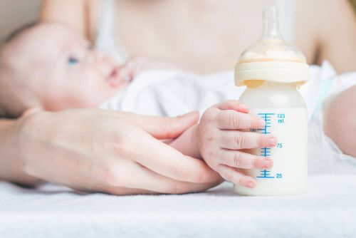 Karmienie dziecka mlekiem w butelce