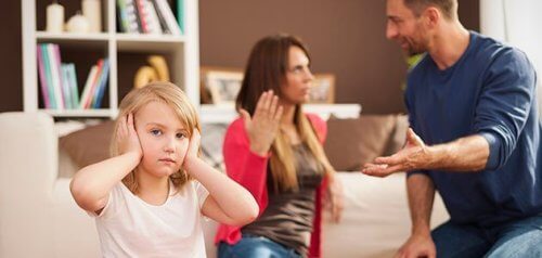 Kłótnie przy dzieciach sprawiają, że maluchy czują się zagubione.