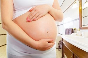 Opóźniony poród – co tak naprawdę się dzieje?