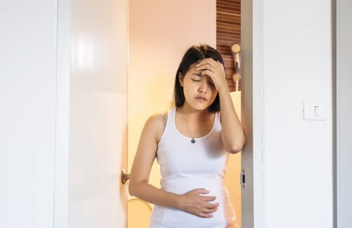 Zmiany w kobiecym ciele podczas ciąży są często związane z rosnącą wagą dziecka.