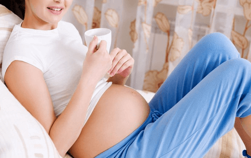 Kobieta w ciąży pijąca herbatę
