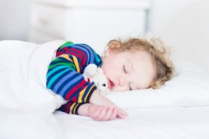 Drzemka dzieci i niemowląt oraz korzyści z niej wynikające