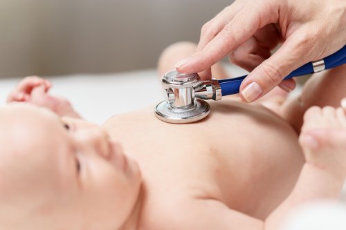 Lekarka osłuchująca niemowlę stetoskopem