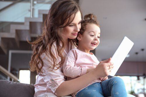 mama i córka korzystają z tabletu