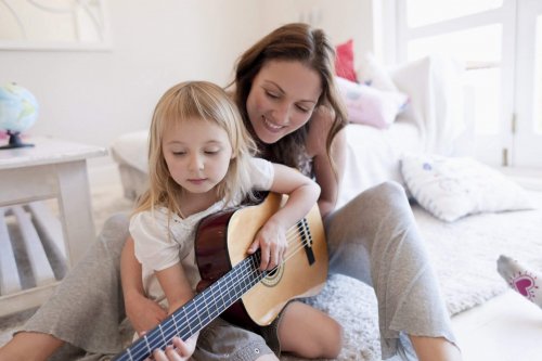 Mama i dziecko grają na gitarze - wrodzone talenty dziecka